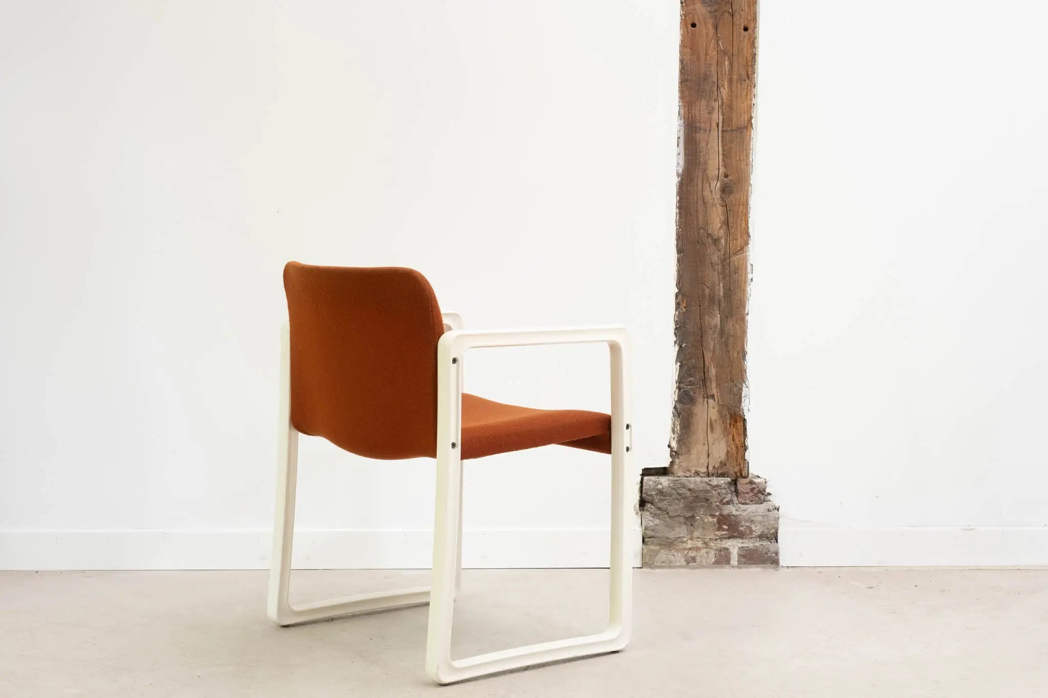 Fauteuil Kembo Upsilon orange et blanc Cartel de Belleville