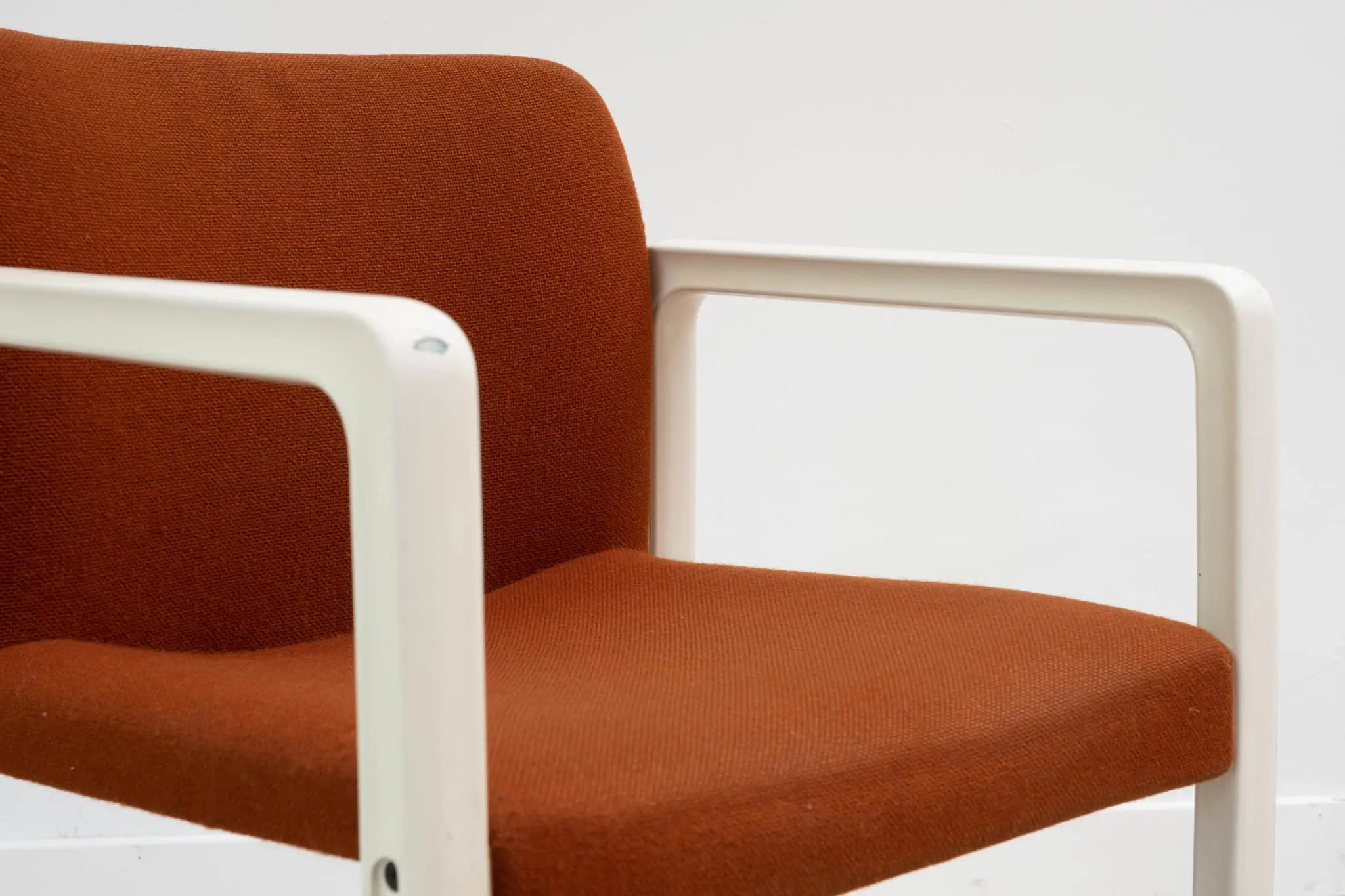 Fauteuil Kembo Upsilon orange et blanc Cartel de Belleville