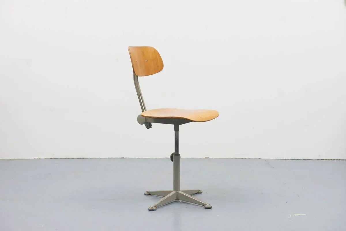 Chaise d'atelier Friso Kramer - Cartel de Belleville mobilier vintage paris