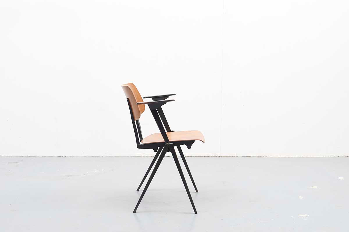 Chaise S16 Empilable avec bras Chêne / Noir - Cartel de Belleville mobilier vintage paris
