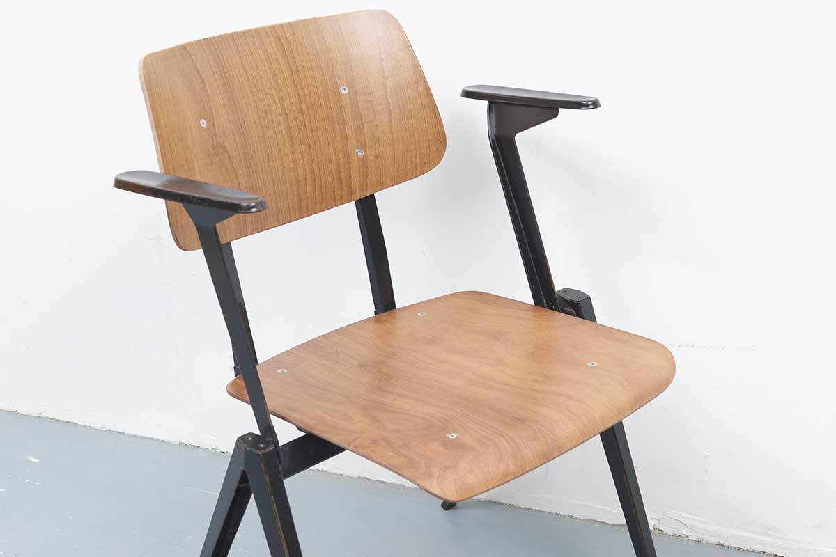 Chaise S16 Empilable avec bras Chêne / Noir - Cartel de Belleville mobilier vintage paris
