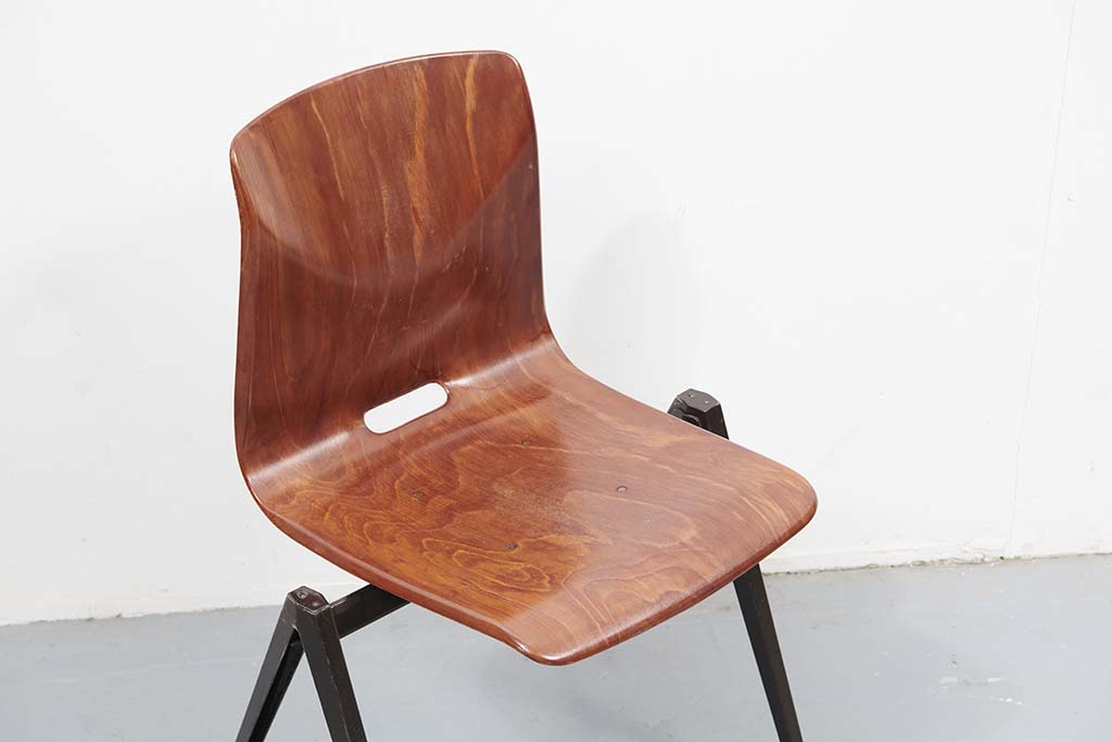Chaise vintage Galvanitas S22 avec poignée chêne et marron Cartel de Belleville