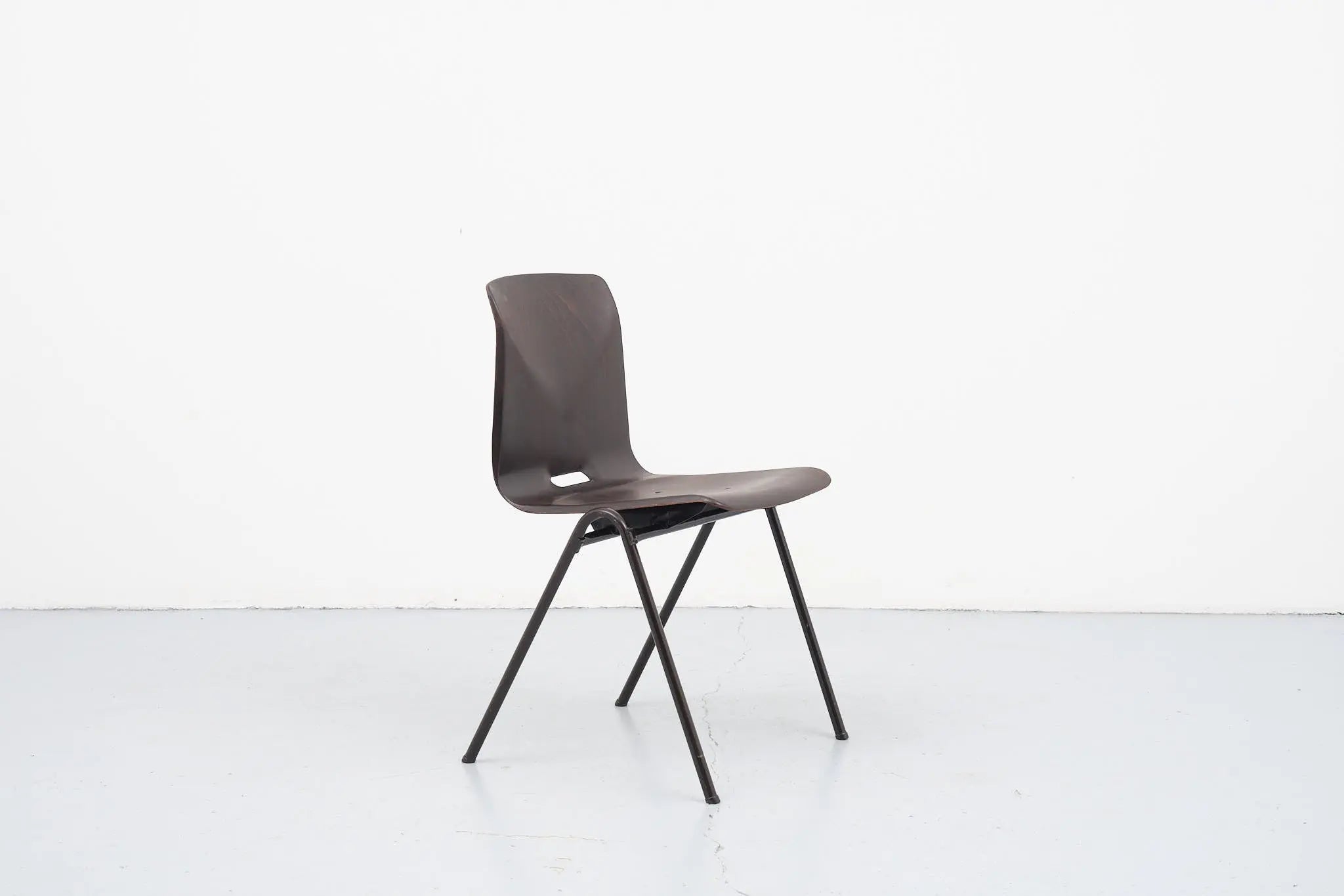 Chaise Galvanitas S25 ébène et marron Cartel de Belleville