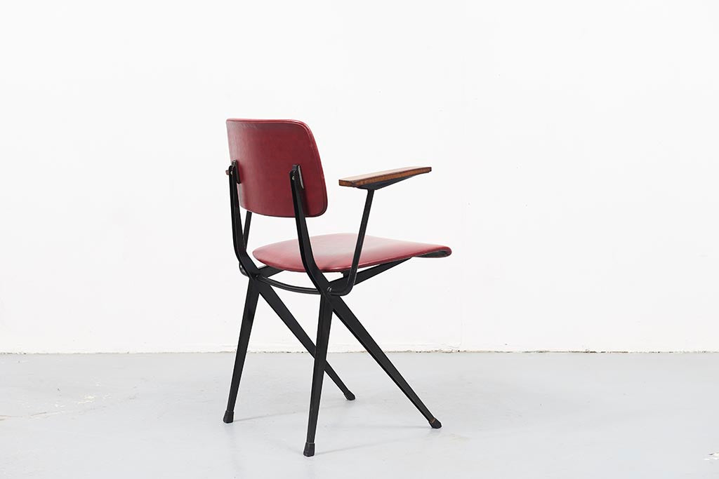 Chaise vintage Marko S202 Spinstoel accoudoirs bordeaux et noir Cartel de Belleville