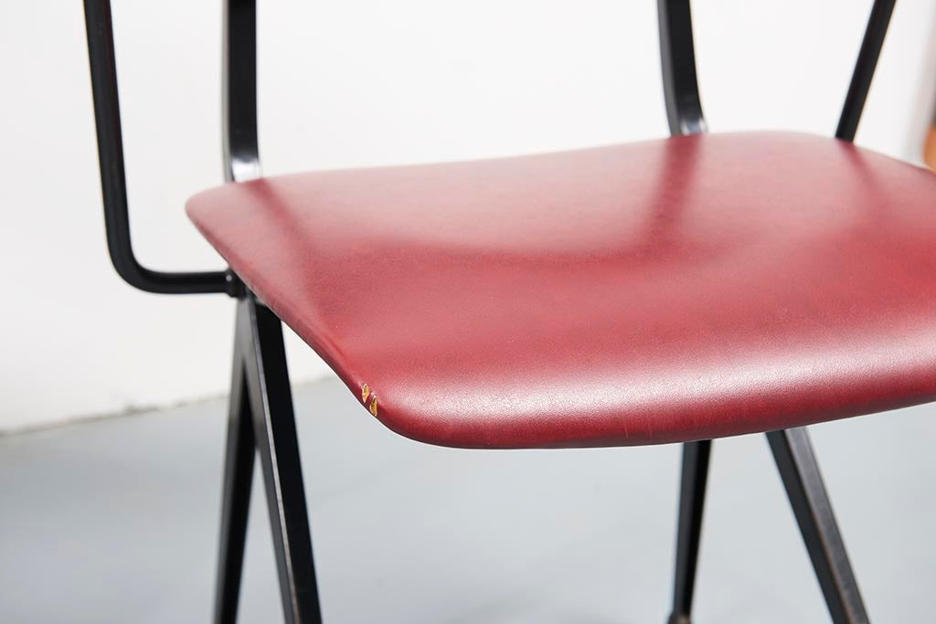 Chaise vintage Marko S202 Spinstoel accoudoirs bordeaux et noir Cartel de Belleville