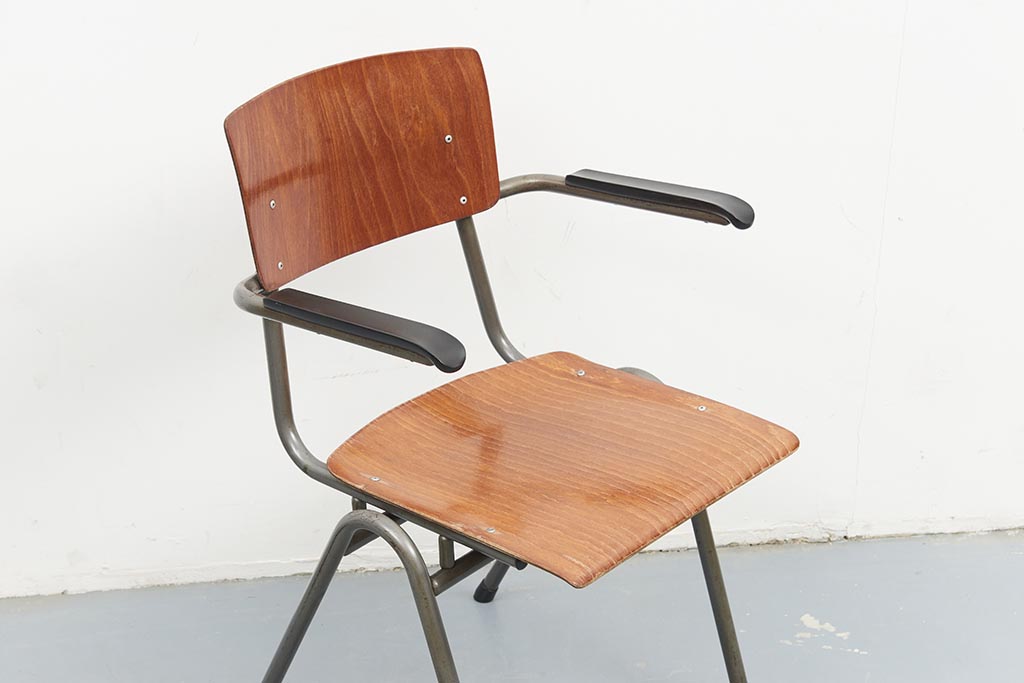 Chaise vintage Pagholz accoudoirs chêne et gris Cartel de Belleville