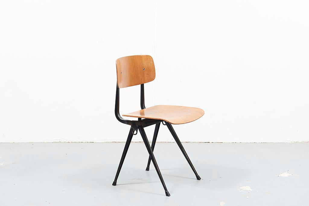 Chaise vintage Friso Kramer Result chêne et noir Cartel de Belleville