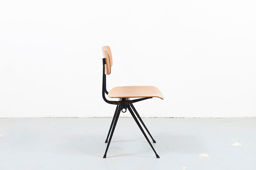 Chaise vintage Friso Kramer Result chêne et noir Cartel de Belleville