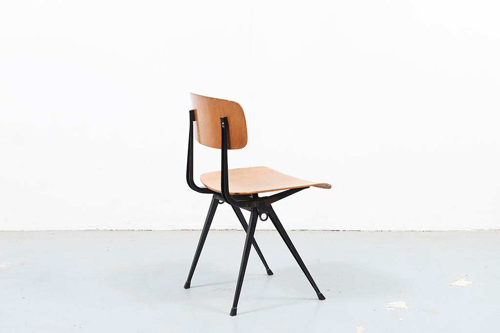 Chaise vintage Friso Kramer Result chêne et noir Cartel de Belleville