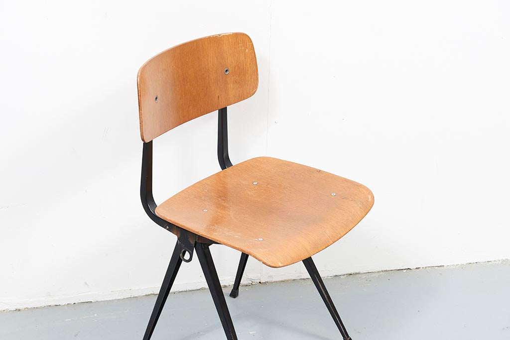 Chaise vintage Friso Kramer Result chêne et noir Cartel de Belleville