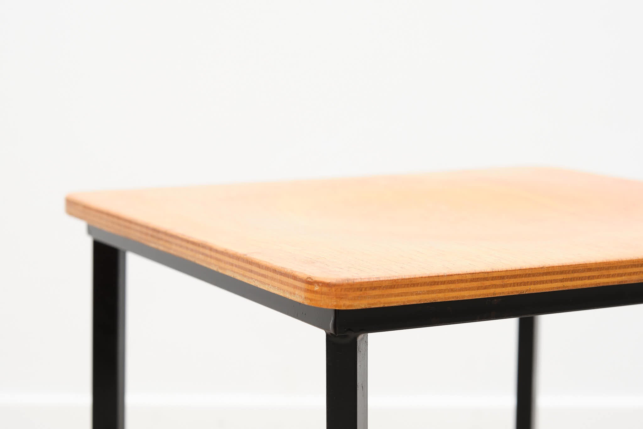 Table d'appoint moderniste