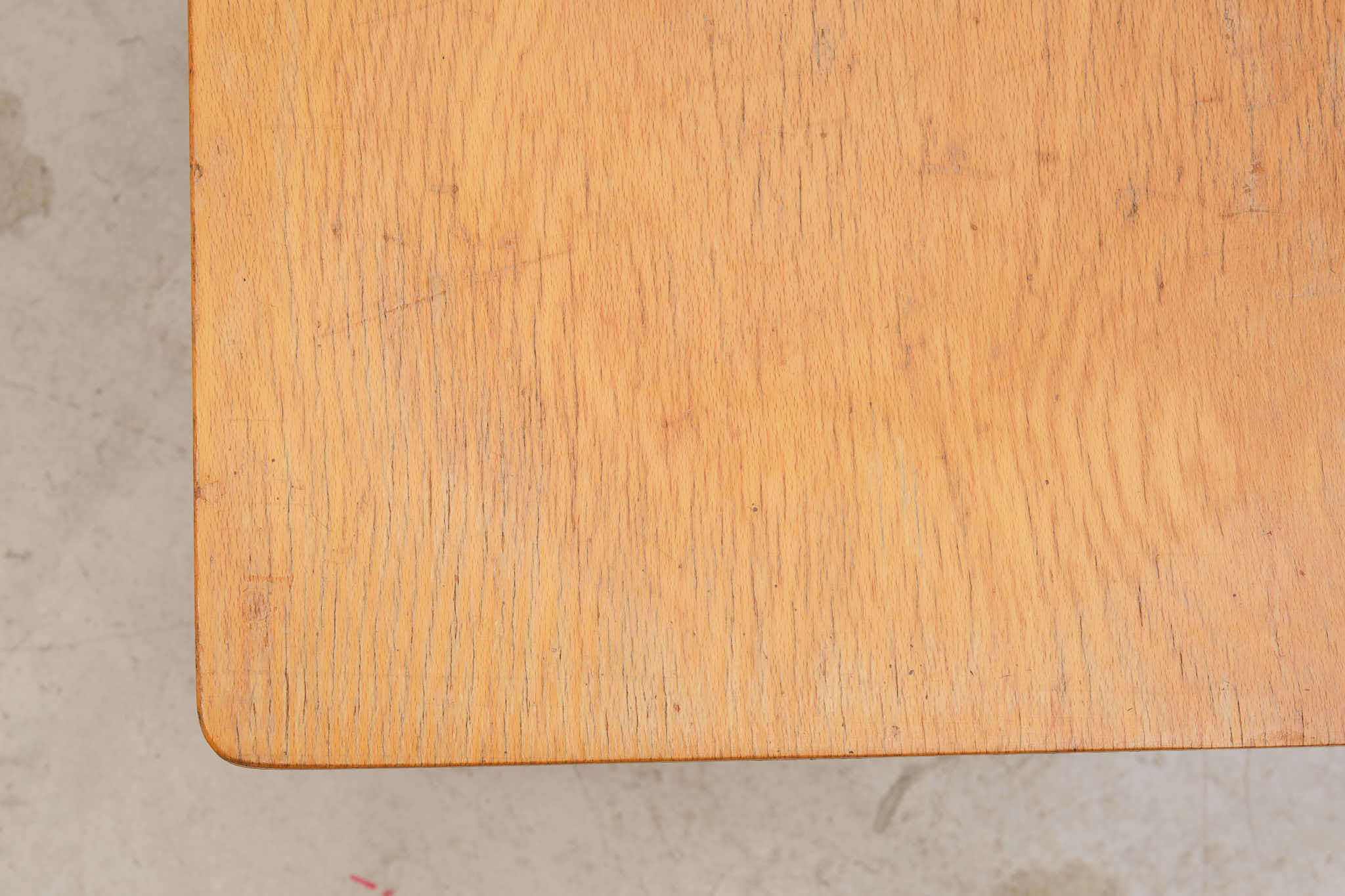 Table d'appoint moderniste