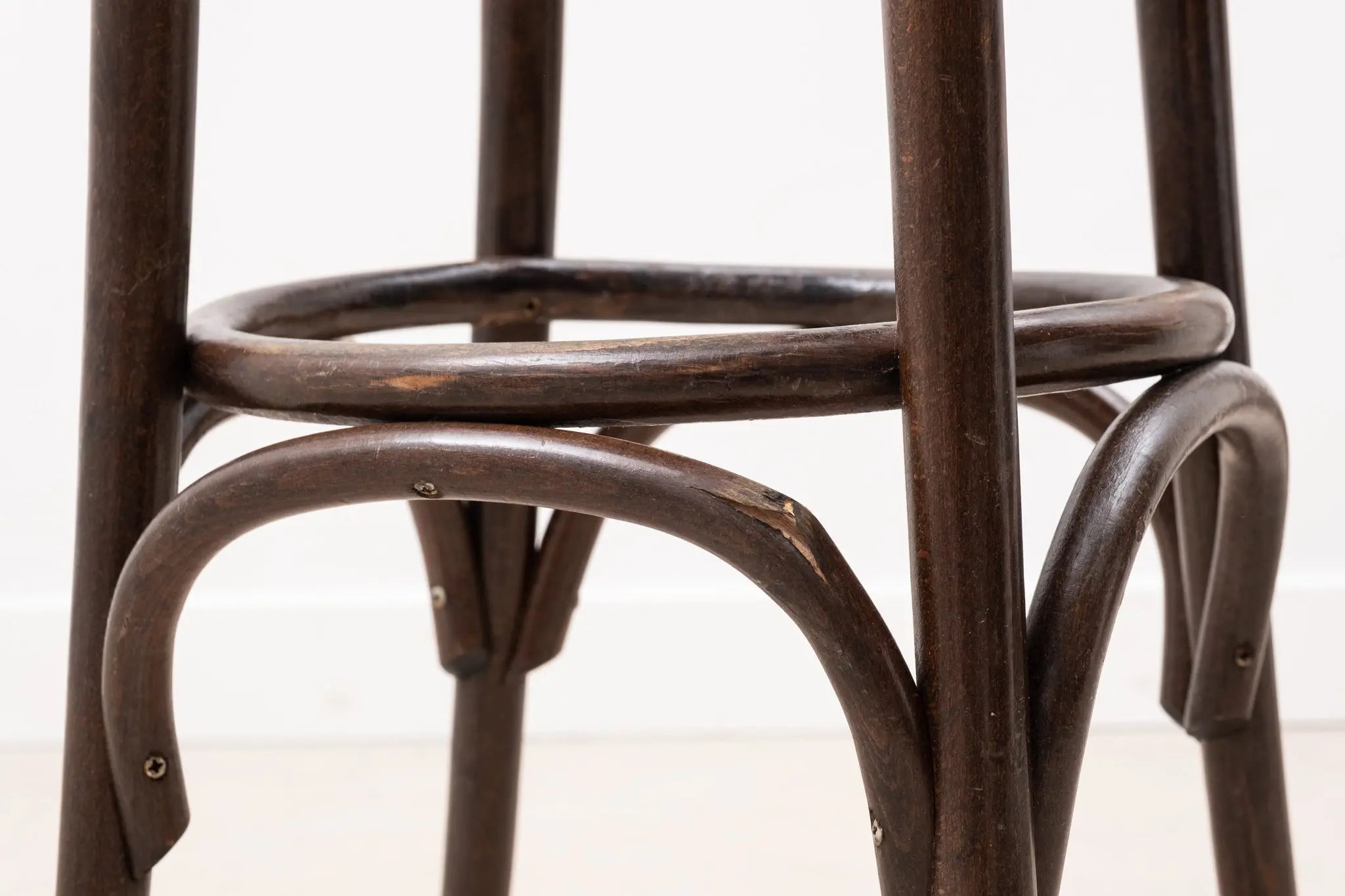 Tabouret haut style Thonet ébène Cartel de Belleville