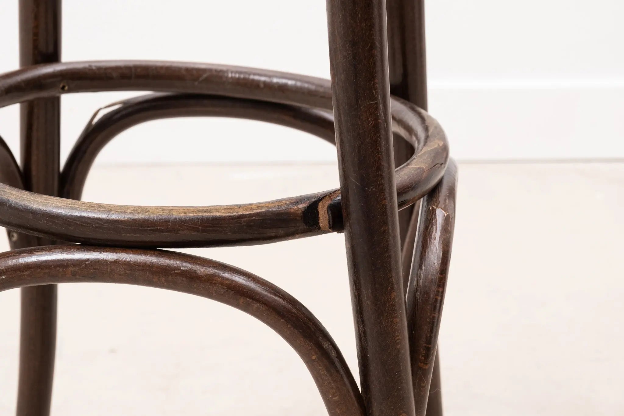 Tabouret haut style Thonet ébène Cartel de Belleville