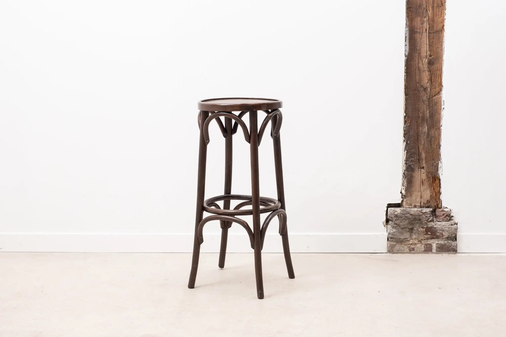 Tabouret haut style Thonet ébène Cartel de Belleville