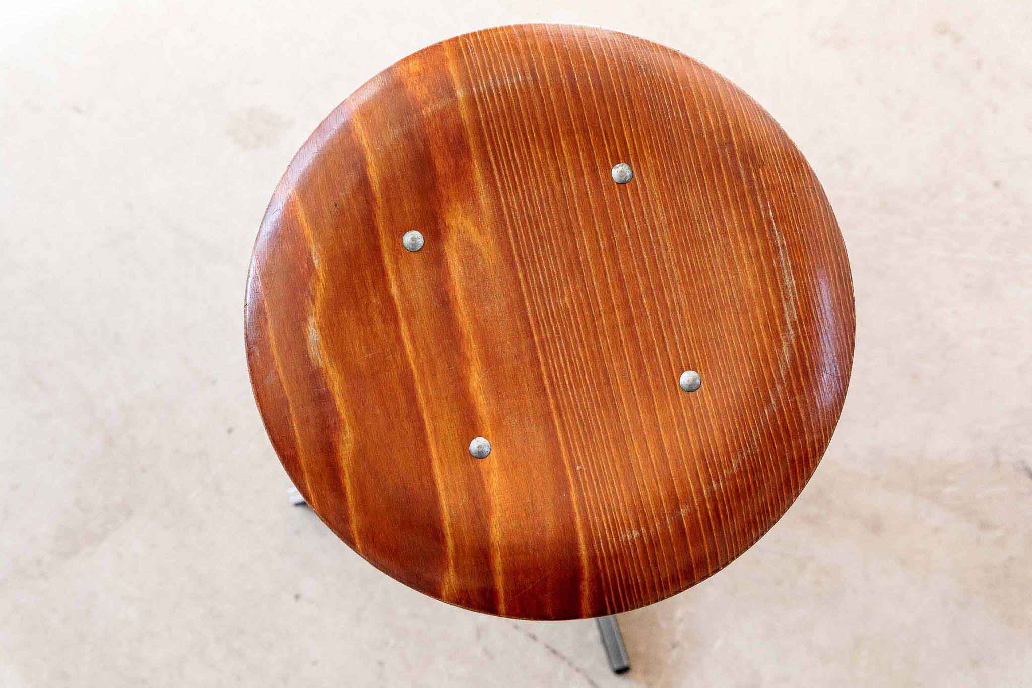 Tabouret bas piètement étoile Cartel de Belleville