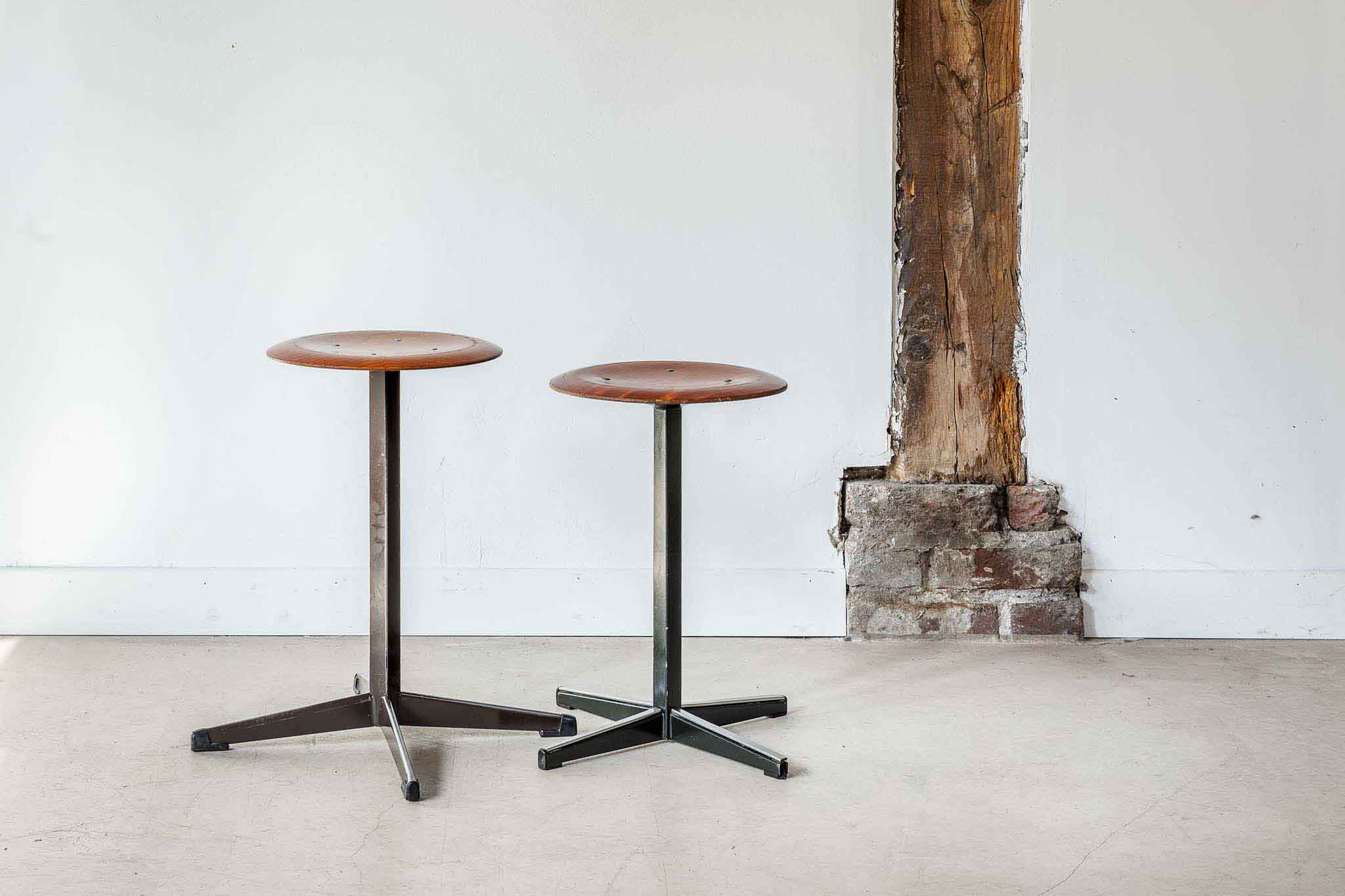 Tabouret bas piètement étoile Cartel de Belleville