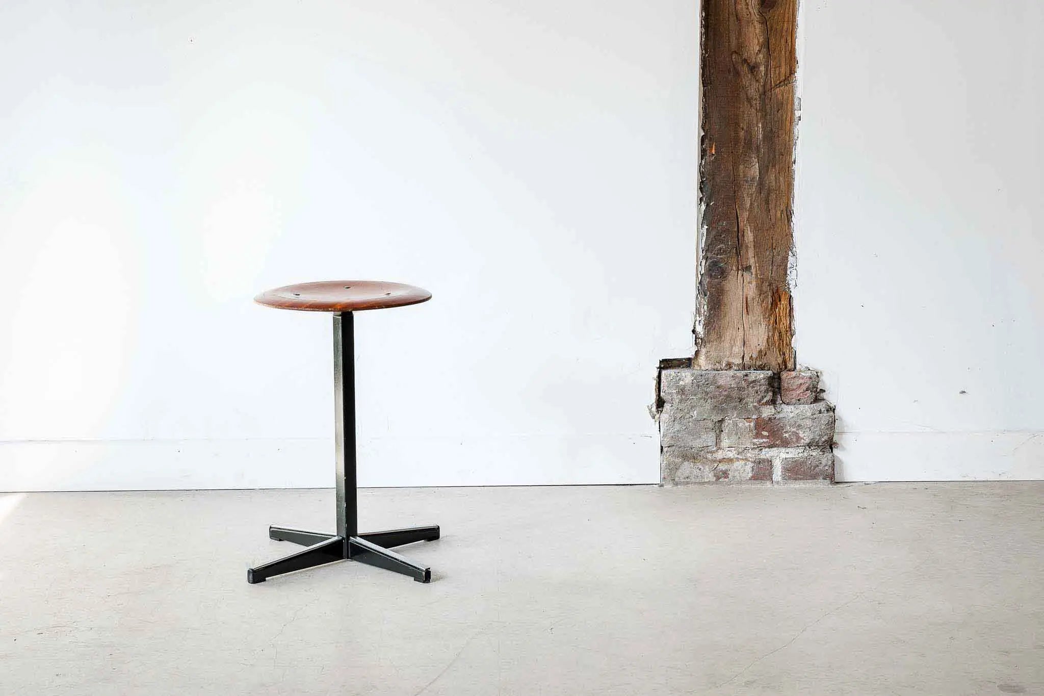 Tabouret bas piètement étoile Cartel de Belleville