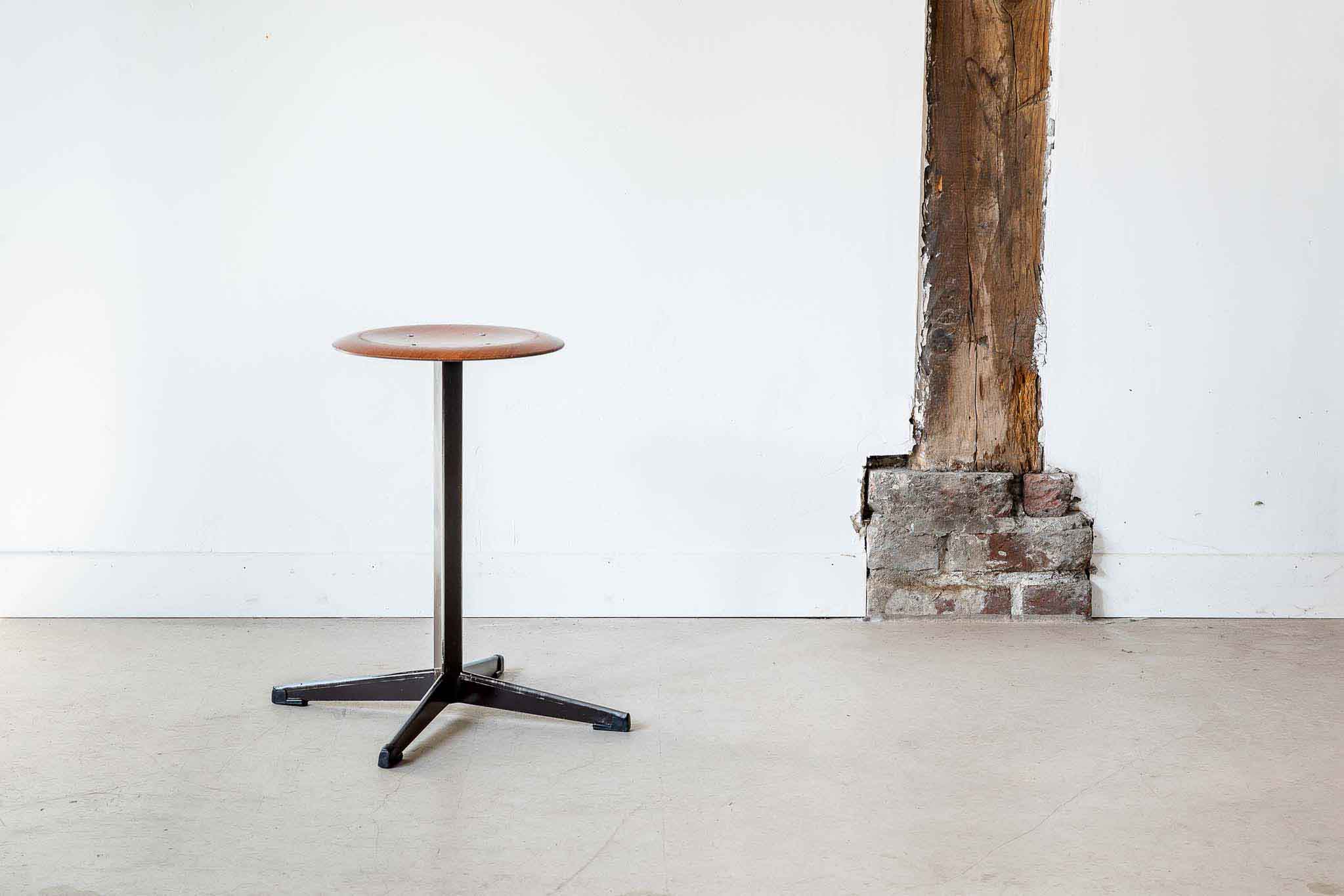 Tabouret bas piètement étoile Cartel de Belleville