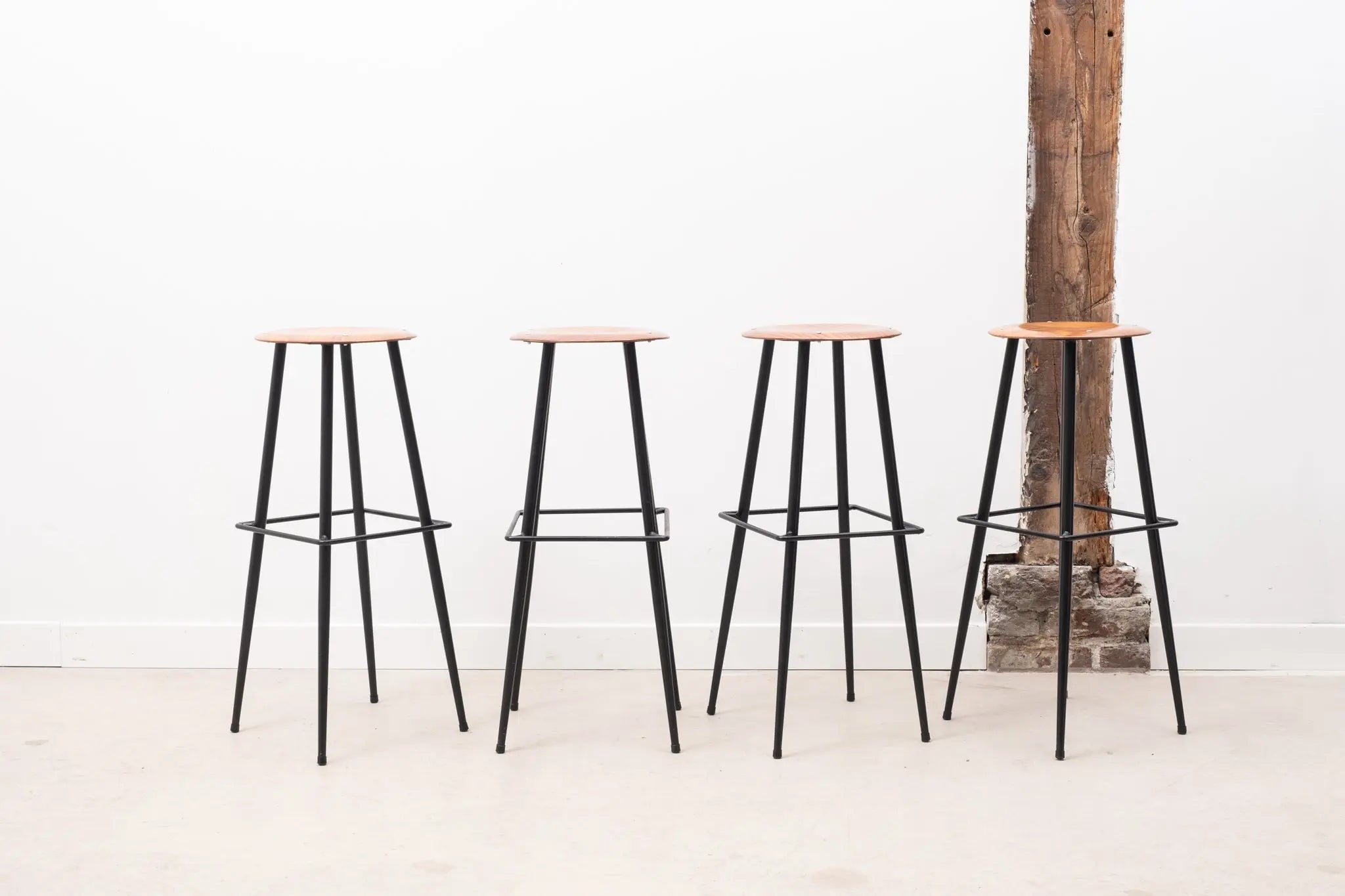 Tabouret de bar à pieds fins en métal Cartel de Belleville