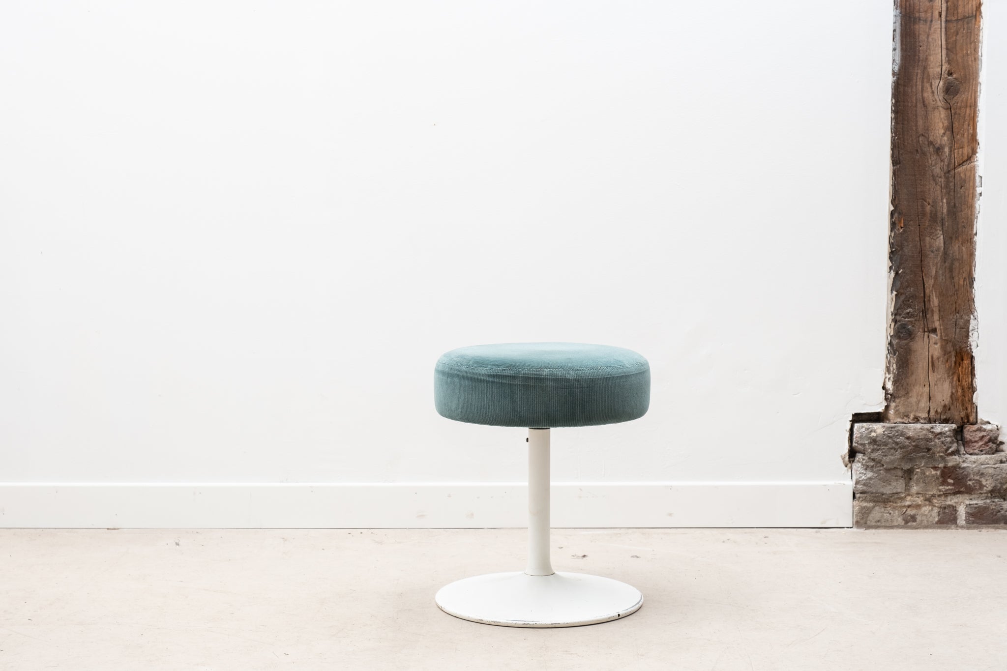 Tabouret bas style tulipe bleu-vert et blanc