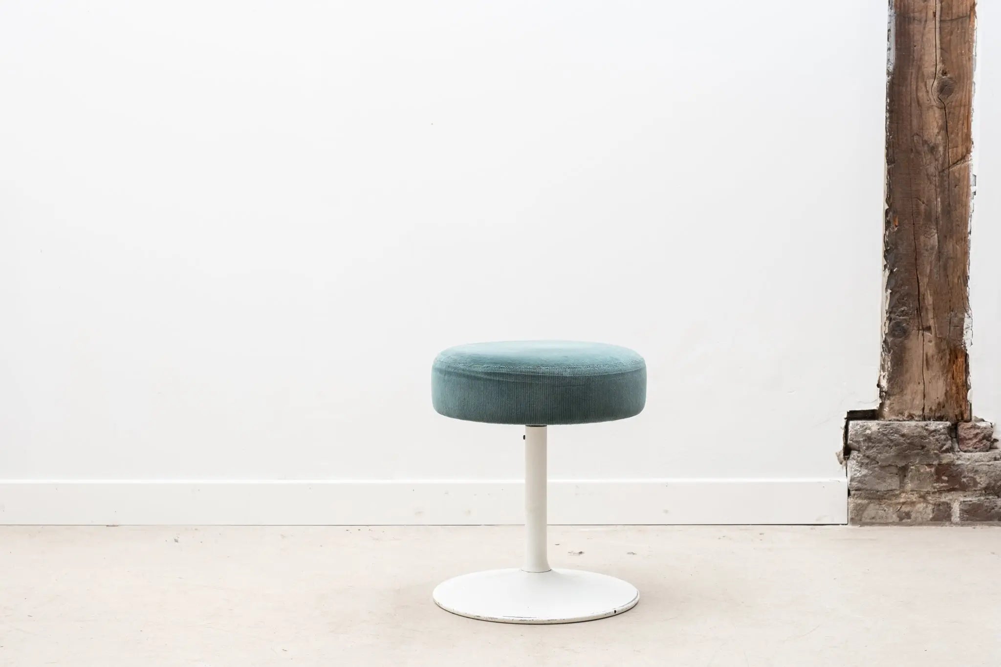 Tabouret bas style tulipe bleu-vert et blanc Cartel de Belleville