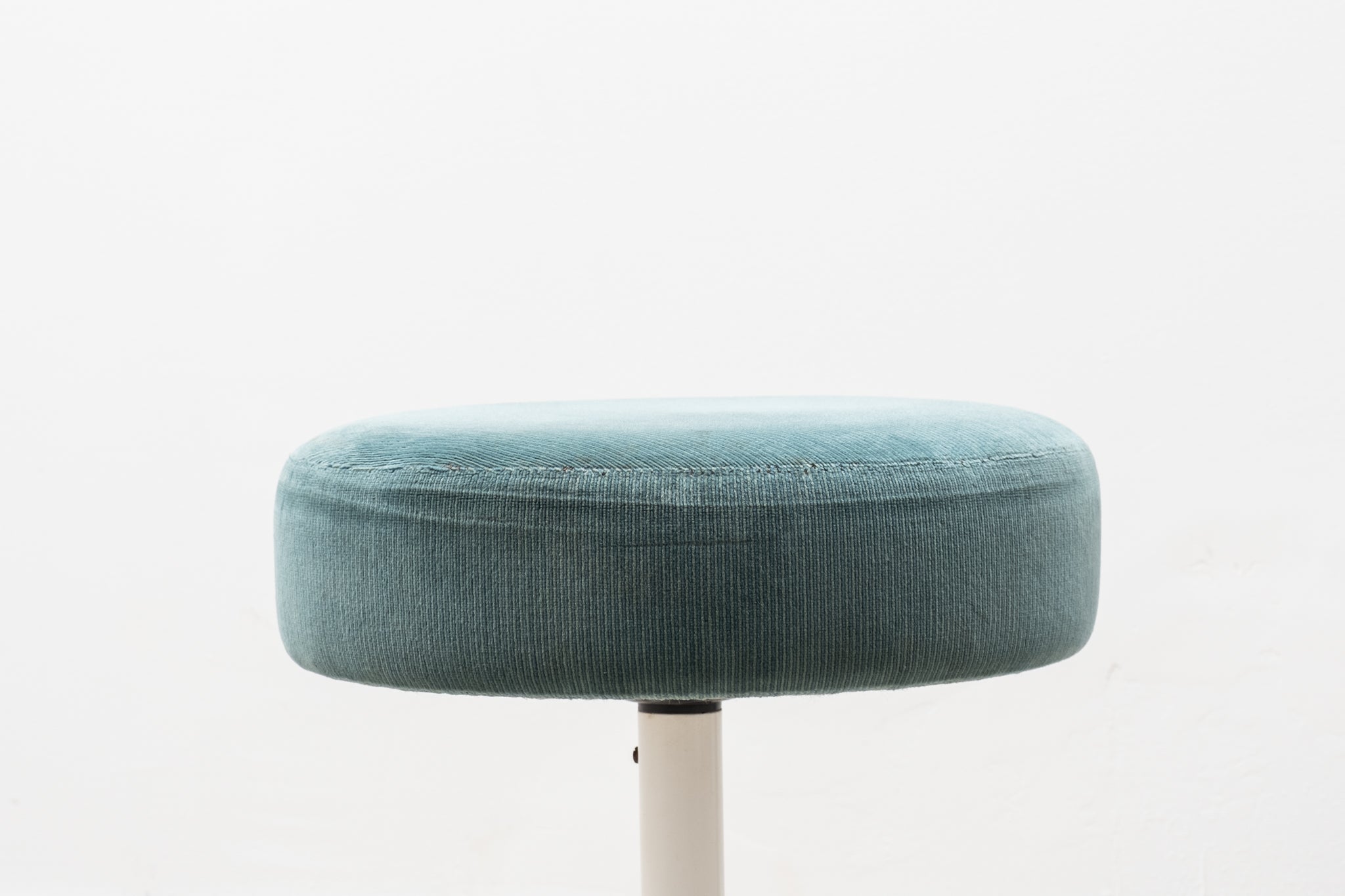 Tabouret bas style tulipe bleu-vert et blanc