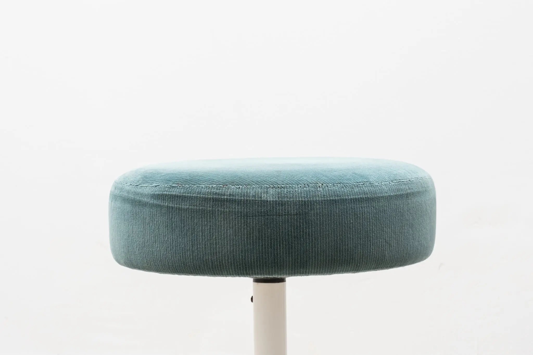 Tabouret bas style tulipe bleu-vert et blanc Cartel de Belleville
