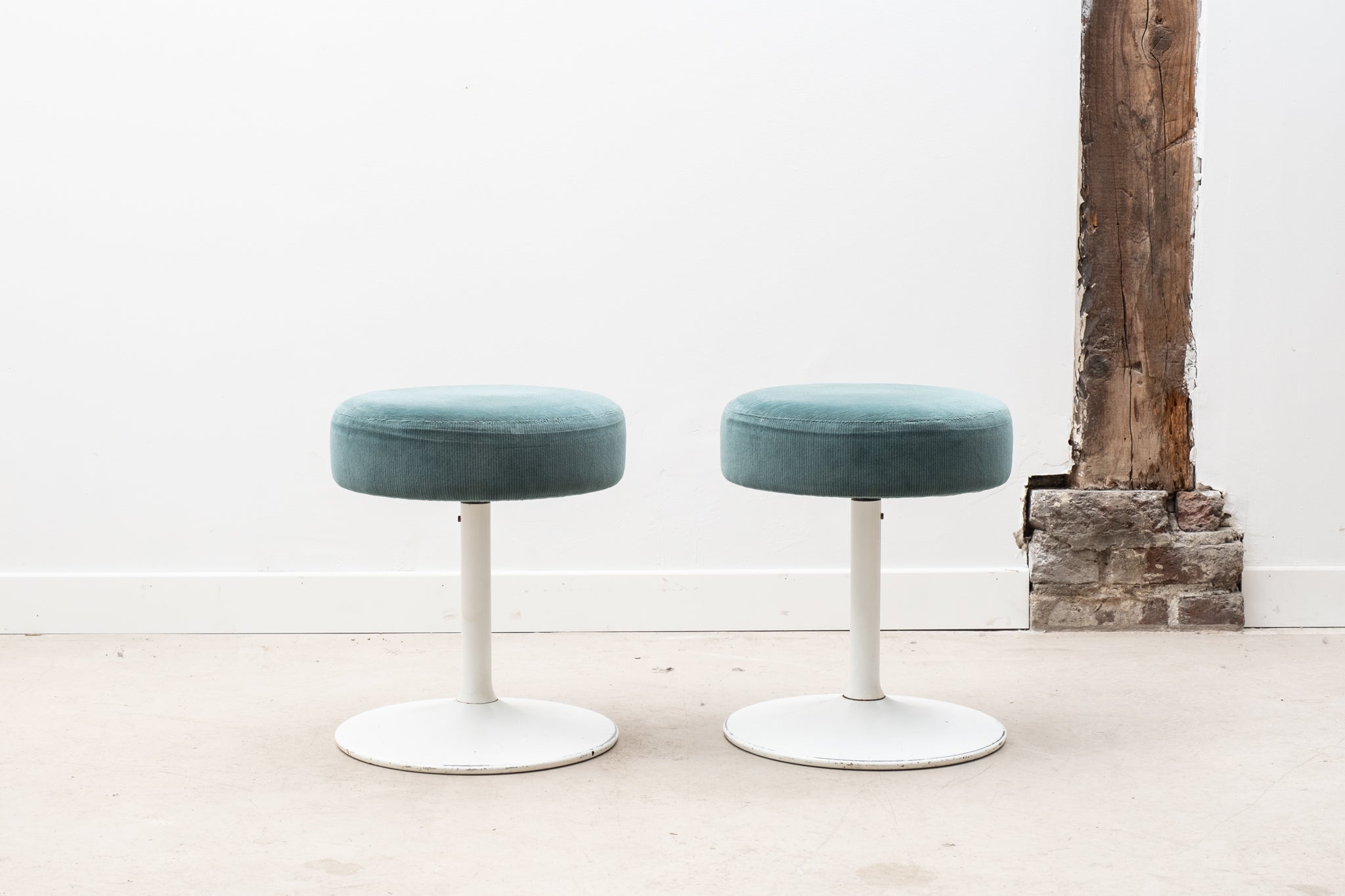 Tabouret bas style tulipe bleu-vert et blanc