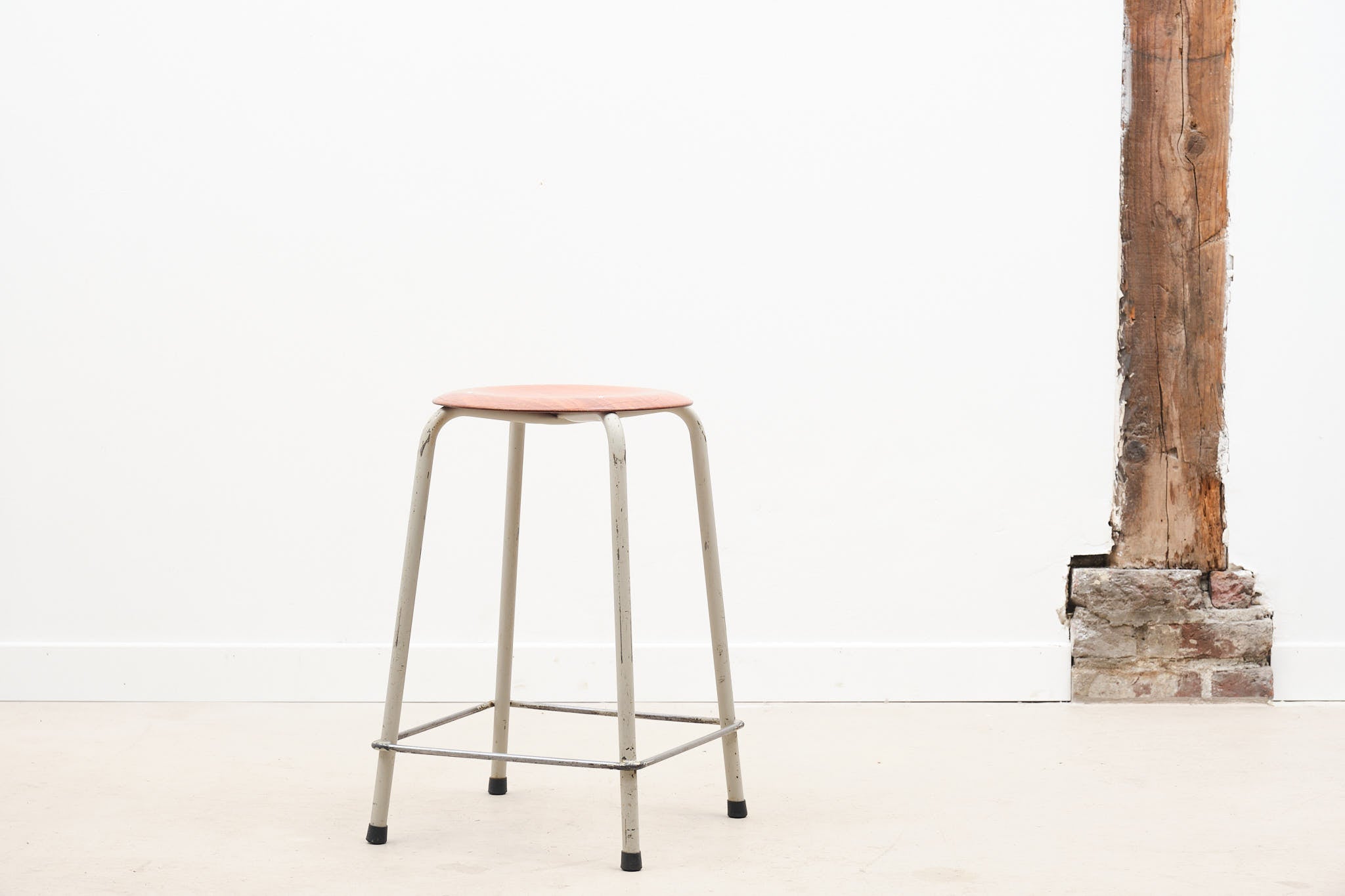Tabouret vintage pagholz chêne et gris Cartel de Belleville