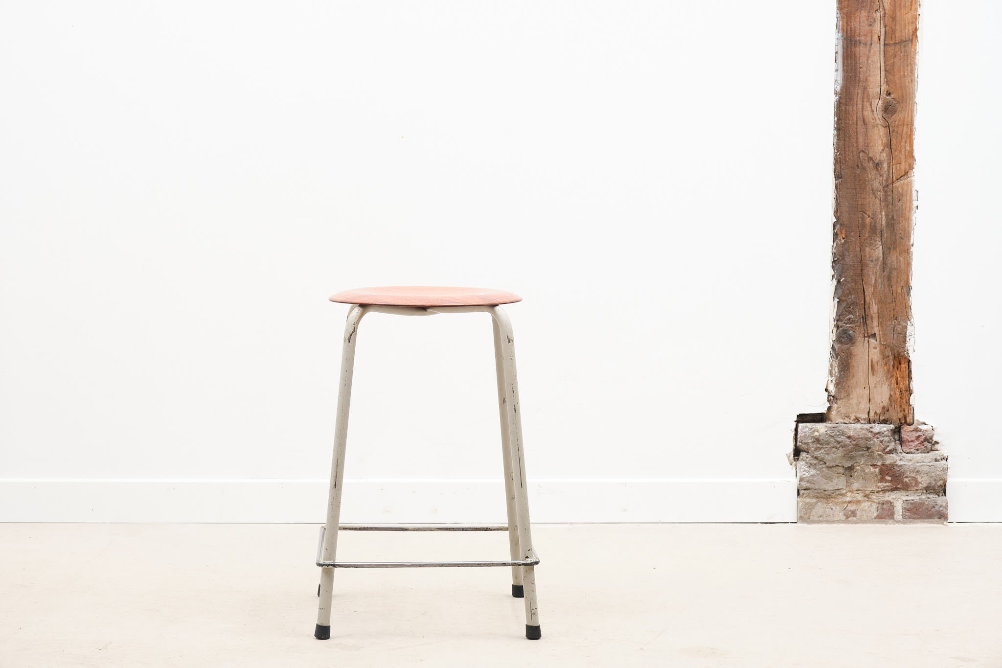 Tabouret vintage pagholz chêne et gris Cartel de Belleville