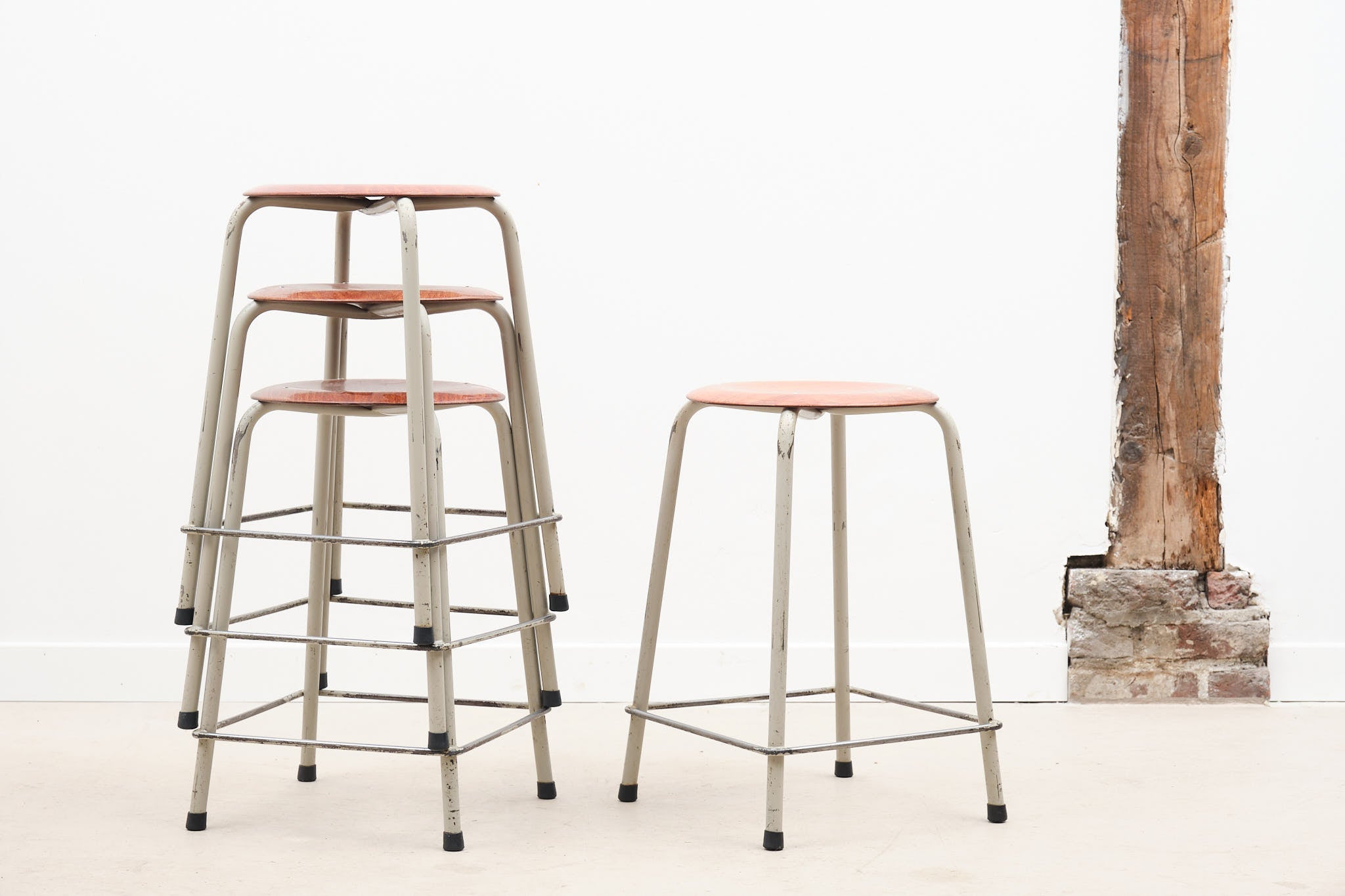 Tabouret vintage pagholz chêne et gris Cartel de Belleville