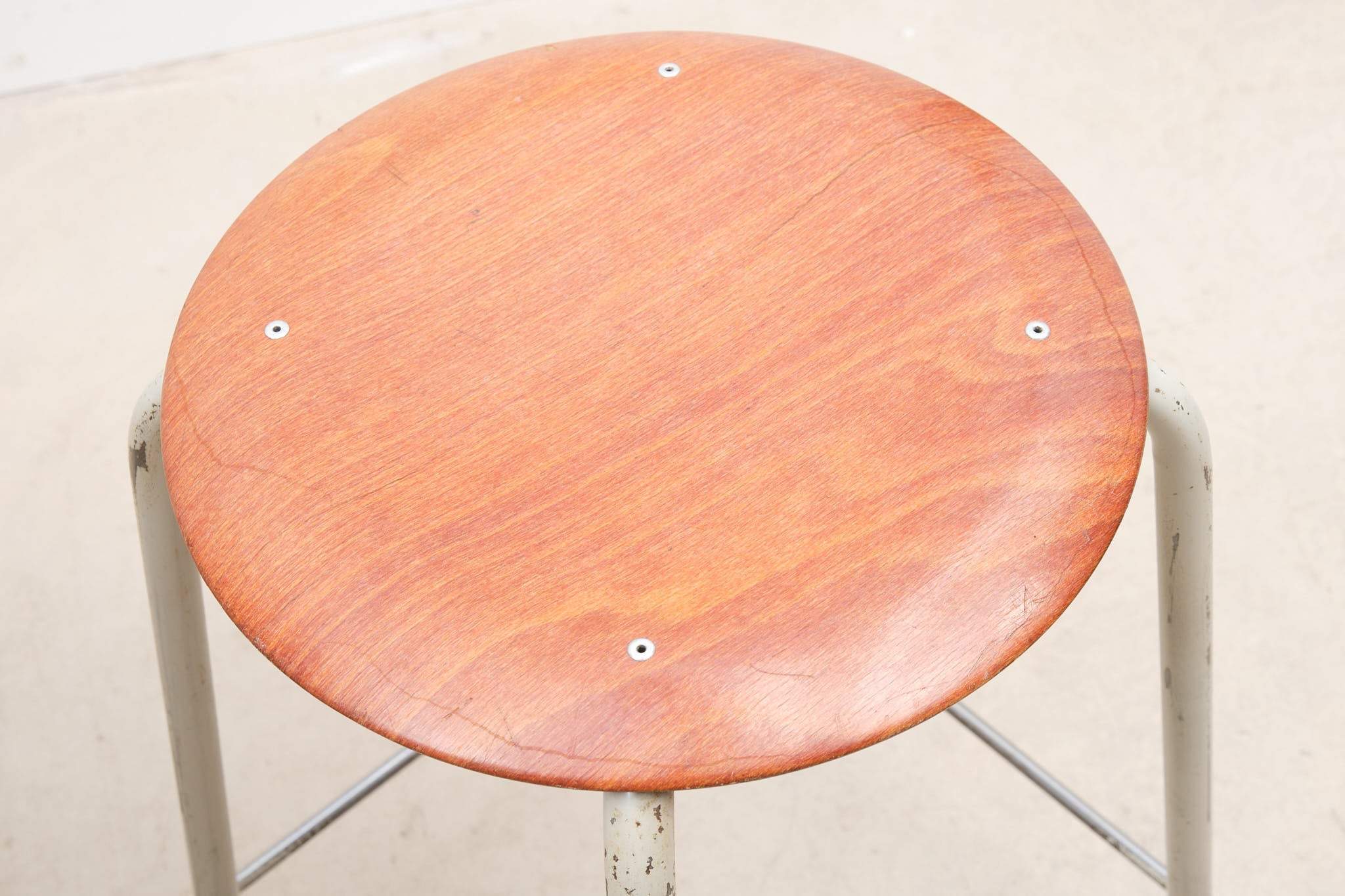 Tabouret vintage pagholz chêne et gris Cartel de Belleville