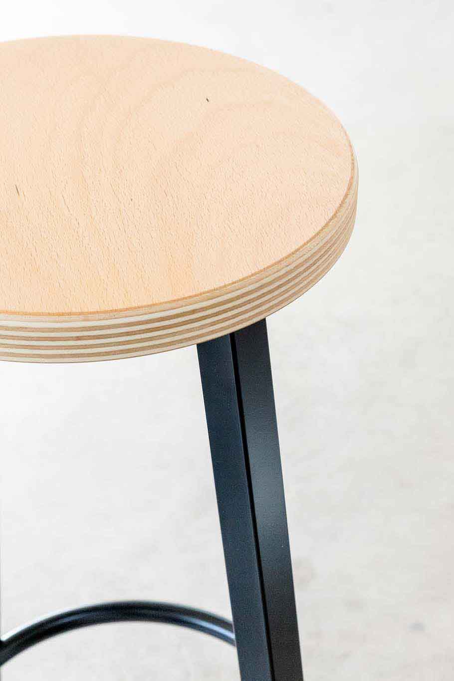 Tabouret de bar bois et noir Cartel de Belleville