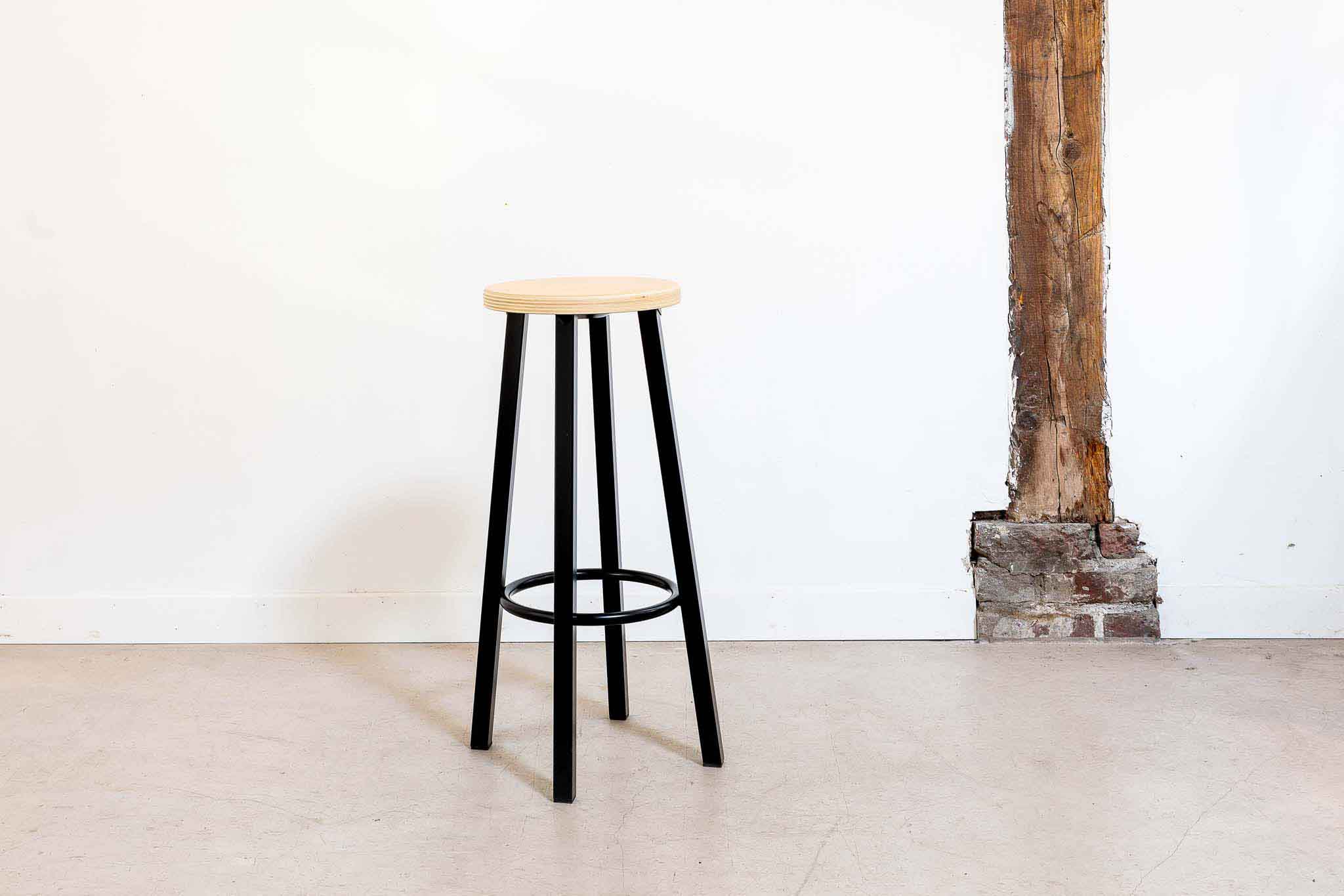Tabouret de bar bois et noir Cartel de Belleville