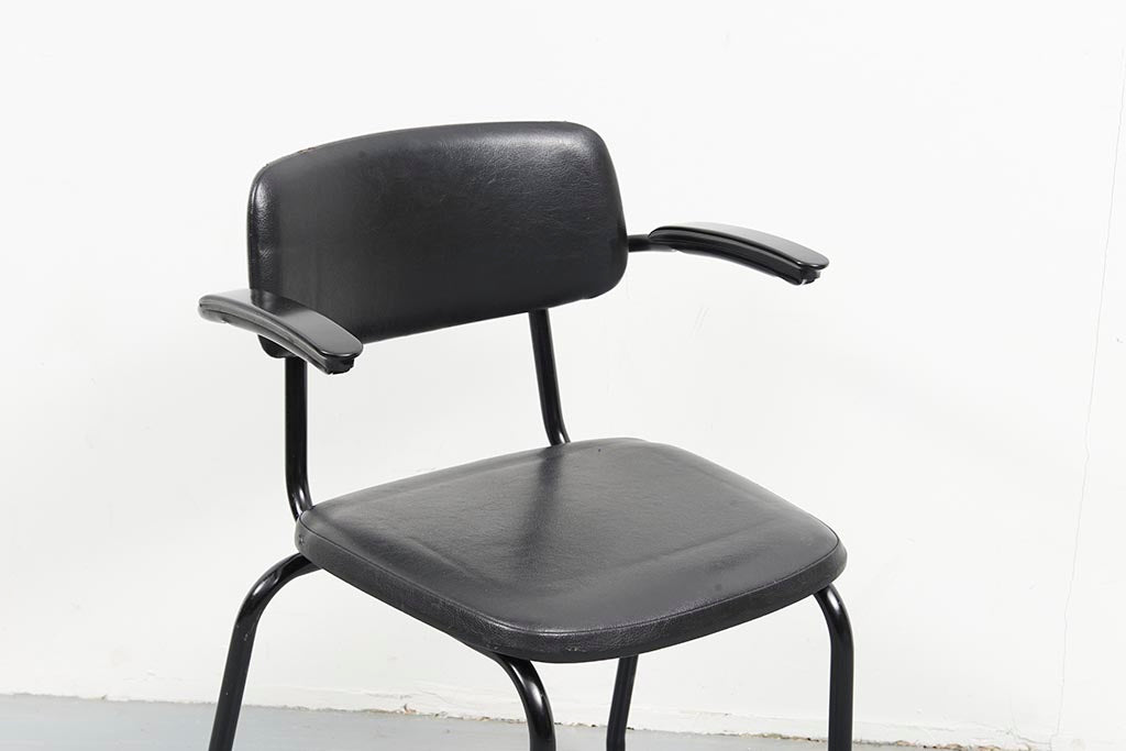 Chaises Ahrend accoudoirs skai noir - Cartel de Belleville mobilier vintage paris
