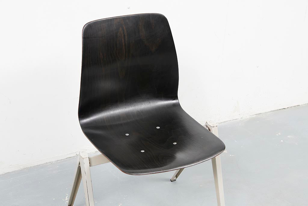 Chaise vintage Galvanitas S22 Ébène et Gris coque "organique" Cartel de Belleville
