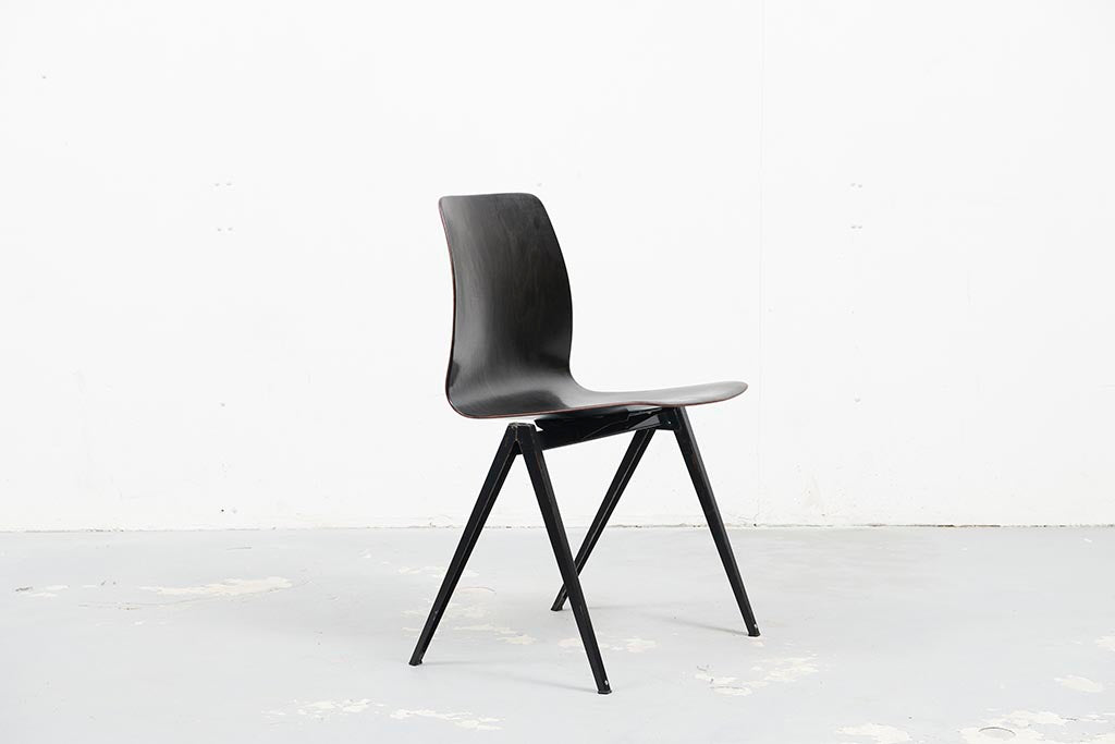 Chaise vintage Galvanitas S22 ébène et noir coque "organique" Cartel de Belleville
