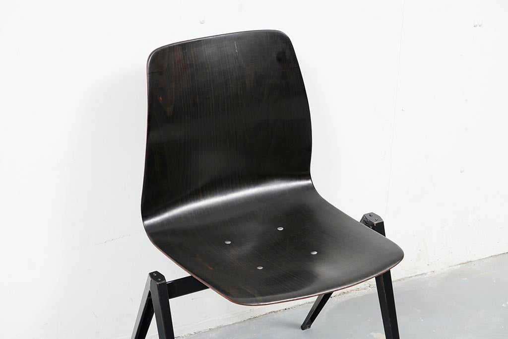 Chaise vintage Galvanitas S22 ébène et noir coque "organique" Cartel de Belleville