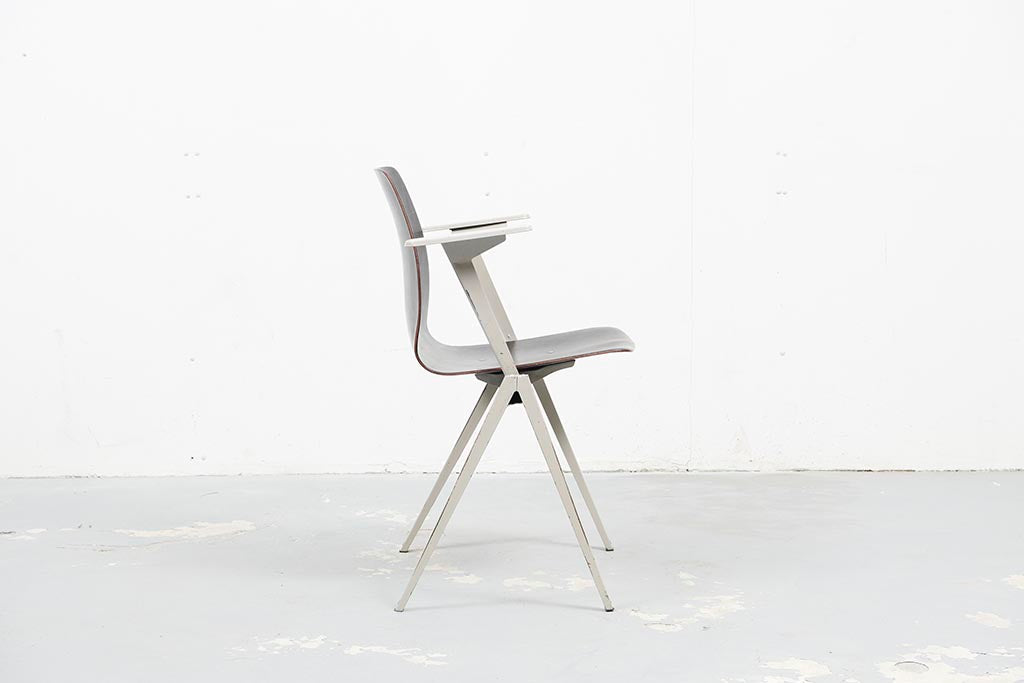 Chaise vintage Galvanitas S22 accoudoirs ébène et gris Cartel de Belleville