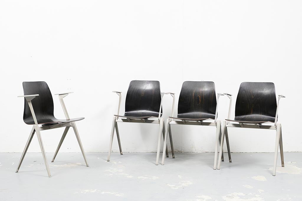 Chaise vintage Galvanitas S22 accoudoirs ébène et gris