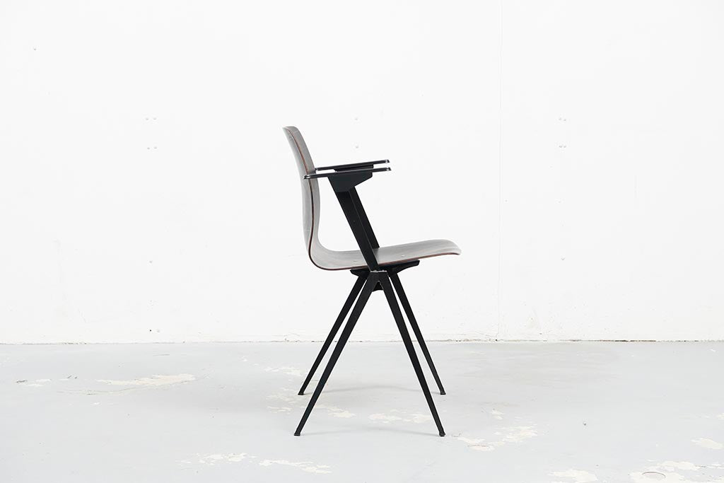 Chaise vingtage Galvanitas S22 accoudoirs ébene et noir coque "organique"