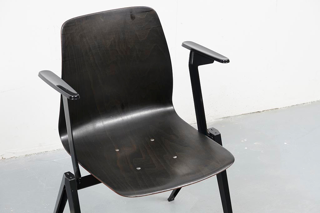 Chaise vingtage Galvanitas S22 accoudoirs ébene et noir coque "organique" Cartel de Belleville