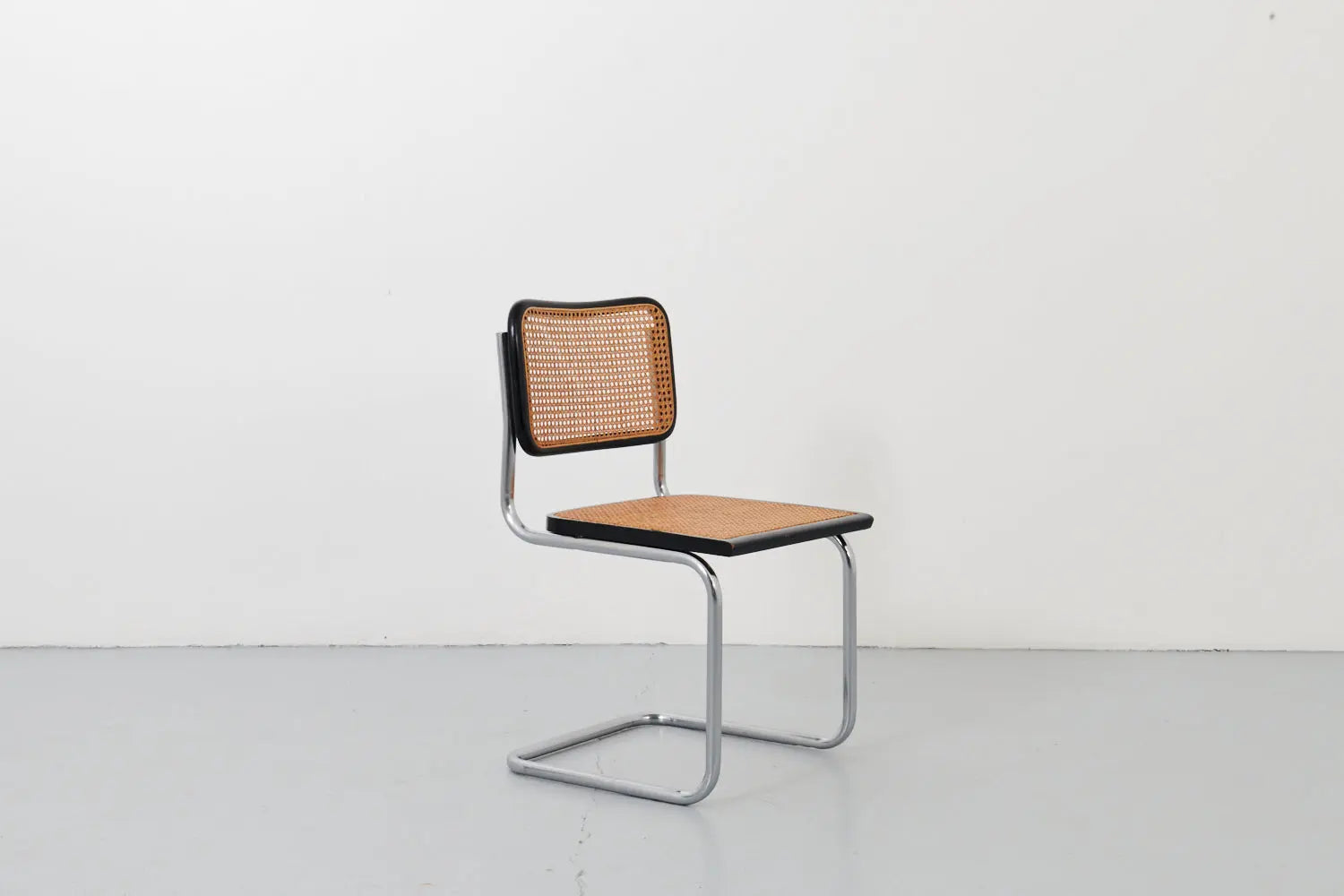 Chaise vintage Cesca noire B32 de M.Breuer édition Cidue Cartel de Belleville