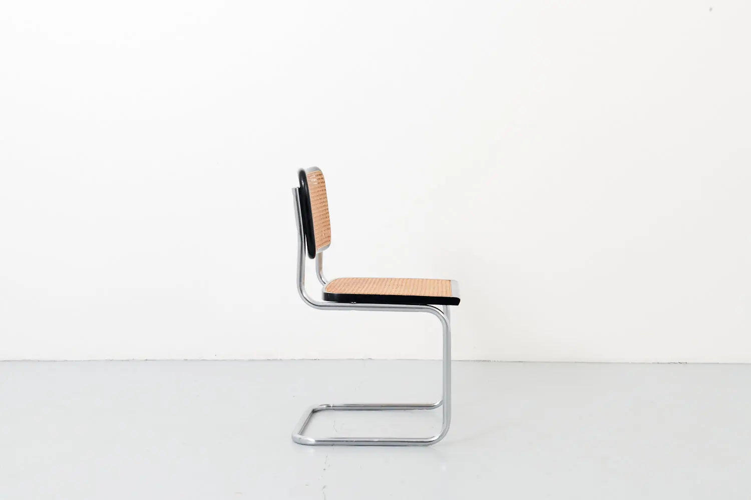 Chaise vintage Cesca noire B32 de M.Breuer édition Cidue Cartel de Belleville