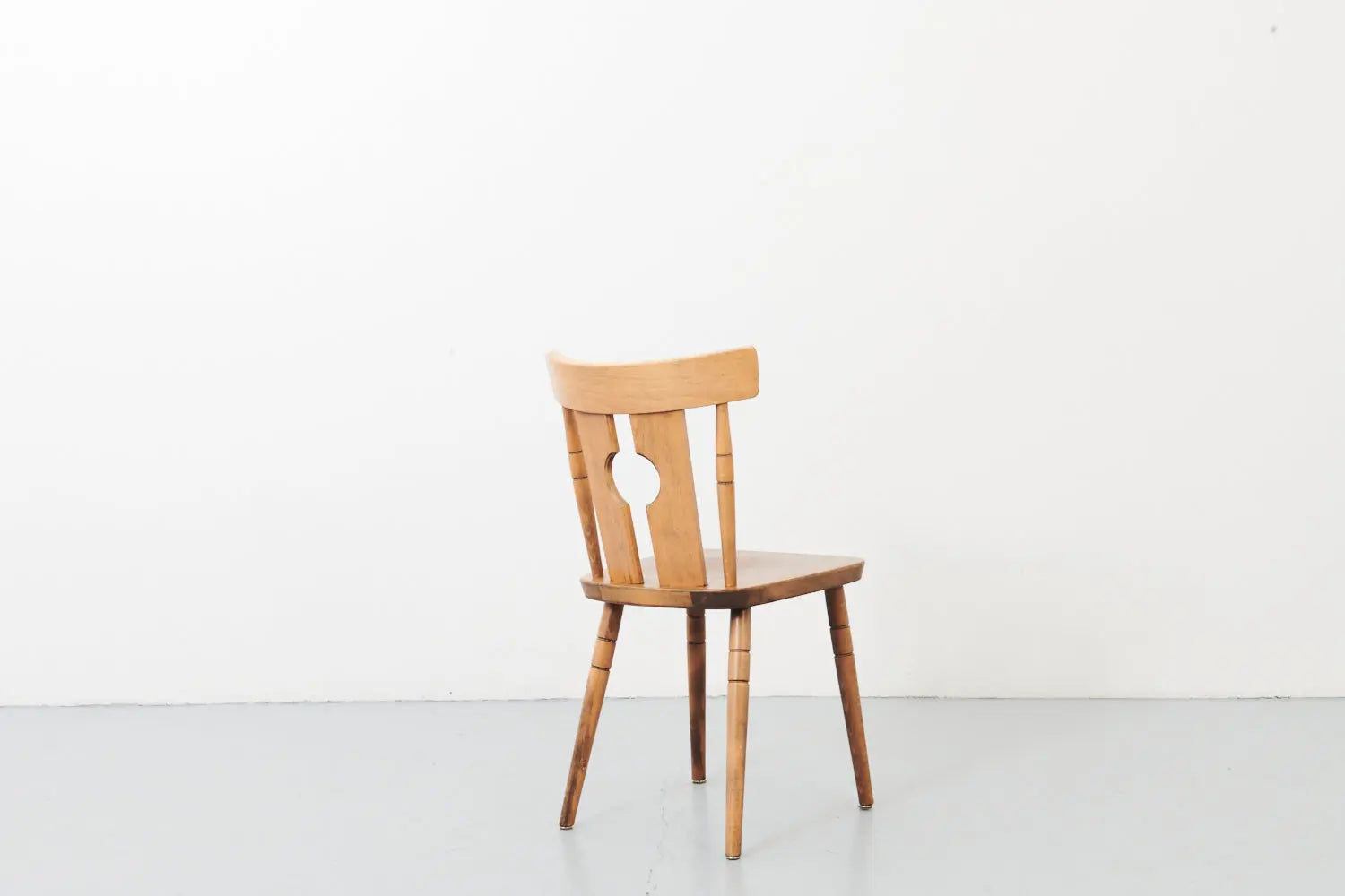 Chaise bistrot scandinave chêne Cartel de Belleville