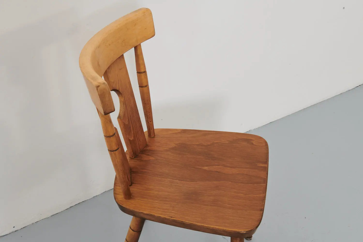 Chaise bistrot scandinave chêne Cartel de Belleville