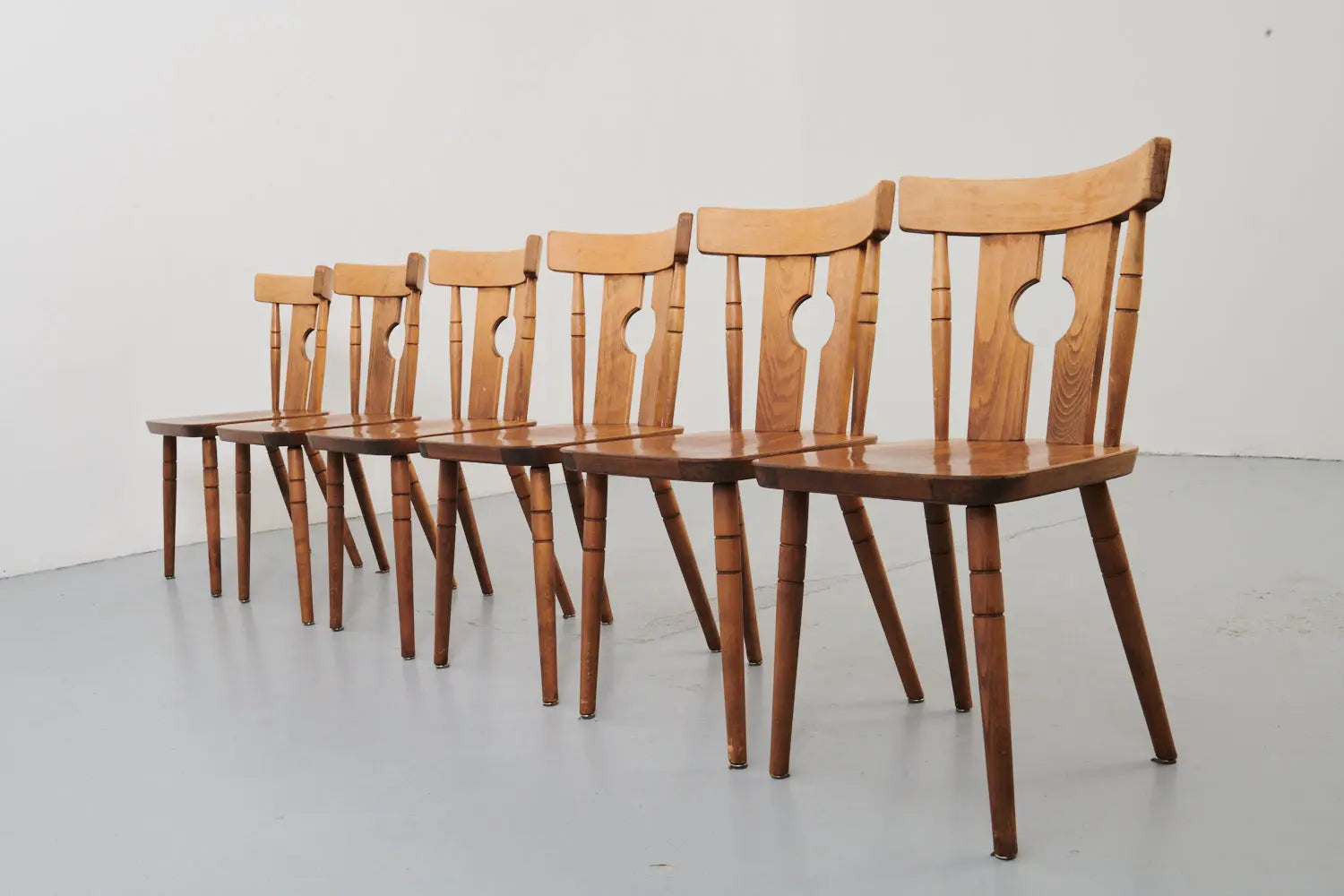 Chaise bistrot scandinave chêne Cartel de Belleville