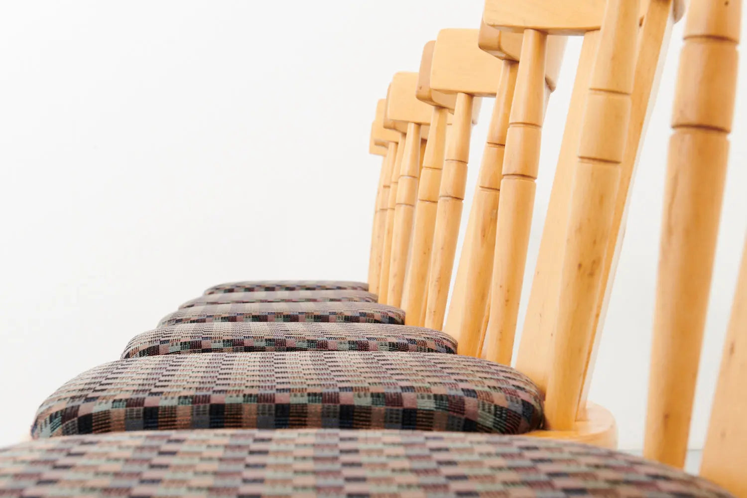Chaise bistrot scandinave hêtre et multicolore Cartel de Belleville