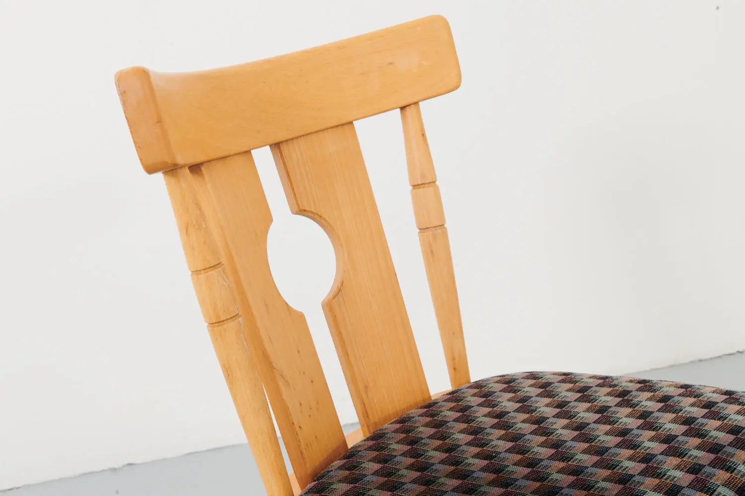 Chaise bistrot scandinave hêtre et multicolore Cartel de Belleville
